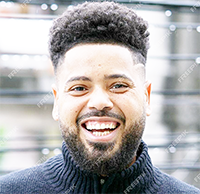 Homem sorrindo em ambiente doméstico, representando a experiência positiva do cliente com o serviço de IPTV.