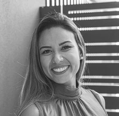 Muklher usando televisão inteligente, representando a boa experiência com a estabilidade do IPTV.